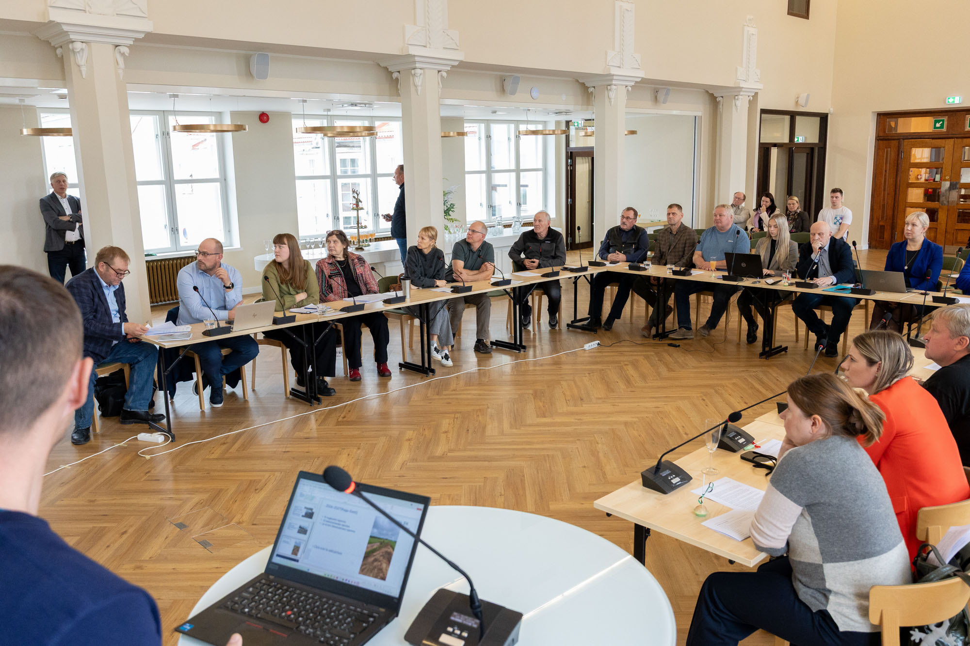 Võru vallavolikogu istung 14. oktoobril, kus hukkamõistvale dokumendile kirjutas alla 18 volikogu liiget, kaks liiget oma allkirja ei andnud. Fotod: Aigar Nagel